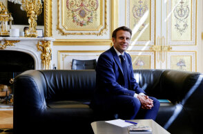 Η παράταξη του Εμανουέλ Μακρόν δεν εξασφάλισε την πλειοψηφία στη Βουλή και ψάχνει πλέον συμμάχους για συγκυβέρνηση