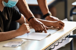 Πανελλήνιες 2022: Εισηγητής βοηθά υποψήφια 