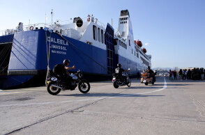 Το πλοίο Daleela, που συνδέει ακτοπλοϊκά Ελλάδα και Κύπρο, στο λιμάνι του Πειραιά