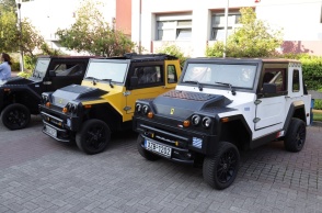 Τα δύο πρώτα ελληνικά αυτοκίνητα - Στα αριστερά το κίτρινο και στα δεξιά το λευκό