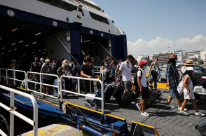 Επιβάτες βγαίνουν από το πλοίο