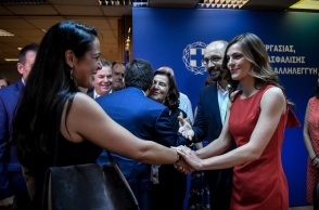 Η Δόμνα Μιχαηλίδου υπερασπίστηκε την Έφη Αχτσιόγλου για τη σεξιστική επίθεση