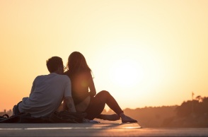 Ένα ζευγάρι στο ηλιοβασίλεμα