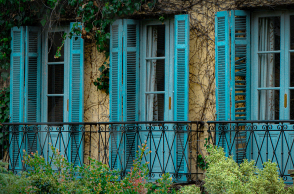 Φυτά σε μπαλκόνι. 