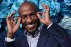 Life: Ο Βαν Τζόουνς τιμήθηκε με το βραβείο Νέλσον Μαντέλα για τη συμβολή του στη μεταρρύθμιση της ποινικής δικαιοσύνης στις ΗΠΑ	