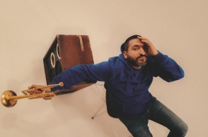 Ο μουσικός Ibrahim Maalouf φωτογραφίζεται με μία τρομπέτα