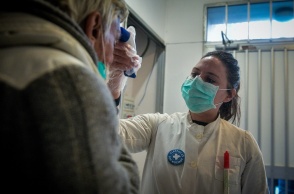 Γιατροί του κόσμου εξετάζουν πολίτη