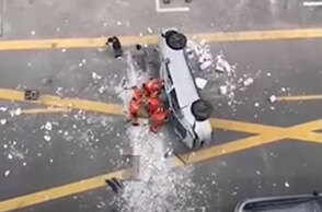 Το ηλεκτρικό όχημα της Nia στη Σαγκάη που έπεσε από τον τρίτο όροφο