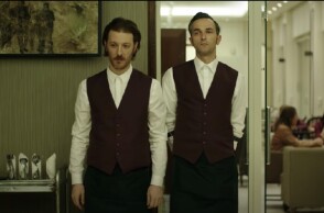 The Waiter - ο Άρης Σερβετάλης σε σκηνή της πρώτης ελληνικής ταινίας που μπαίνει στο Netflix