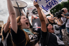 Υποστηρικτές κατά της άμβλωσης πανηγυρίζουν για την κατάργησή της