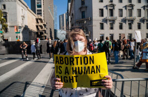 «Η άμβλωση είναι ανθρώπινο δικαίωμα» γράφει το πλακάτ που κρατά υπέρμαχος της έκτρωσης στην Καλιφόρνια των ΗΠΑ
