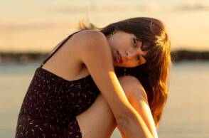 Νεαρή κοπέλα που κάθεται στην προβλήτα