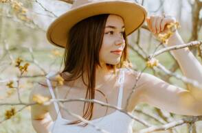 Κοπέλα ντυμένη στα λευκά, ανάμεσα στα δέντρα