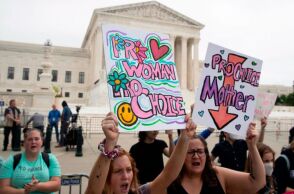 Το Ανώτατο Δικαστήριο αποφάσισε να καταργήσει το ομοσπονδιακό δικαίωμα των γυναικών στην άμβλωση © EPA/MICHAEL REYNOLDS