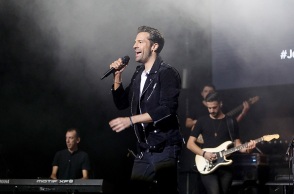 Ο Κωνσταντίνος Αργυρός τραγουδά σε κοριτσάκι με κινητικά προβλήματα