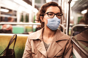 Γυναίκα με μάσκα για κορωνοϊό στο μετρό