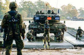 Το ΝΑΤΟ μεταφέρει περισσότερα στρατεύματα σε χώρες που συνορεύουν με τη Ρωσία