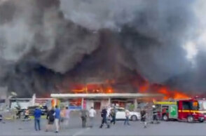 Πύρινη κόλαση στο εμπορικό κέντρο του Κρεμεντσούκ μετά τον ρωσικό βομβαρδισμό