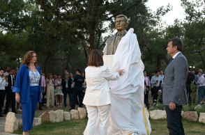 Η Κατερίνα Σακελλαροπούλου κάνει τα αποκαλυπτήρια της προτομής του Παύλου Μπακογιάννη