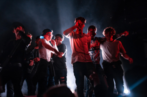 Έφηβοι που τραγουδάνε