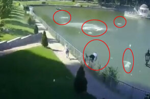 Περαστικός στο Κρεμεντσούκ της Ουκρανίας βουτά στη λίμνη για να γλιτώσει από τα ιπτάμενα συντρίμμια