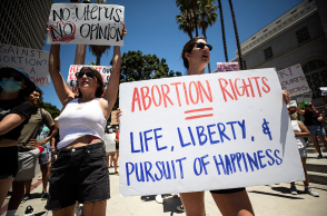 Διαμαρτυρία κατά της απόφασης του Ανώτατου Δικαστηρίου των ΗΠΑ για απαγόρευση των αμβλώσεων