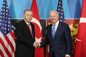 Σε εξέλιξη η συνάντηση Μπάιντεν – Ερντογάν