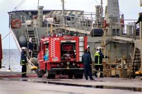 Φωτιά τώρα σε πλοίο στα ναυπηγεία Περάματος