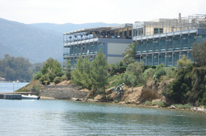 Ξενοδοχείο σε σχέδια του Άρη Κωνσταντινίδη στον Πόρο