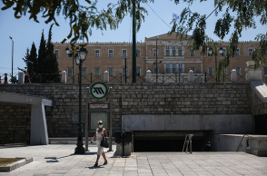 Γυναίκα με μάσκα στο κέντρο της Αθήνας