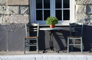 North Evia - Samos Pass: Τραπεζάκι με βασιλικό και δύο καρέκλες