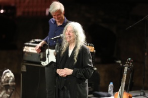 Η Patti Smith χαμογελά στο κοινό στο Ηρώδειο