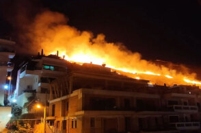 Η φωτιά στο Σχιστό Κορυδαλλού κοντά σε σπίτια