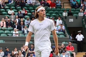 Στέφανος Τσιτσιπάς: «Χτενίζω 20 λεπτά την ημέρα τα μαλλιά μου, βάζω ελαιόλαδο και ρίγανη»