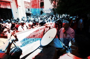 Συγκέντρωση απεργών οδηγών του ΟΑΣΑ