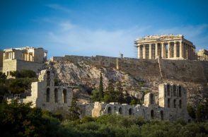 Φωτογραφία του Ηρωδείου με φόντο την Ακρόπολη