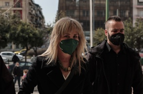 Η πρώην επικεφαλής της Εισαγγελίας Διαφθοράς, Ελένη Τουλουπάκη, με μάσκα και παλτό