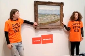 Ακτιβιστές κόλλησαν τα χέρια τους σε πίνακα του Van Gogh (Βίντεο)