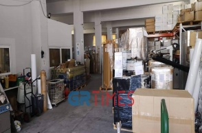 Εσωτερικός χώρος της βιοτεχνίας όπου έγινε η ένοπλη ληστεία στη Νέα Ευκαρπία στη Θεσσαλονίκη