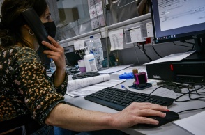 Φορολογικές δηλώσεις 2022: Γυναίκα μπροστά από υπολογιστή συντάσσει τη δήλωση