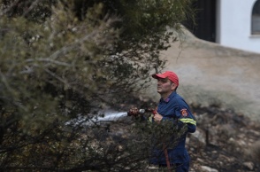 Φωτιά τώρα: Πυροσβέστης επιχειρεί με μάνικα