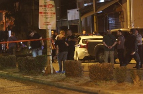 Κάτω Πατήσια και Άγιοι Ανάργυροι: Περιπολικό και αστυνομικοί στο σημείο της συμπλοκής