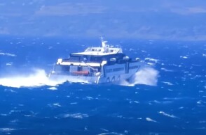Το πλοίο Sifnos Jet δίνει μάχη με τα κύματα στις Κυκλάδες