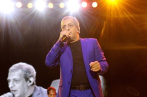 Ο Θέμης Αδαμαντίδης τραγουδά στη σκηνή και κρατά το μικρόφωνο