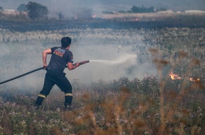 Φωτιά τώρα - Πυροσβέστης επιχειρεί σε φωτιά με τη μάνικα ανά χείρας