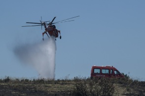 Φωτιά στο Σχηματάρι: Μήνυμα του 112 για αποφυγή των μετακινήσεων