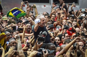 Ο Λουίς Ιγκνάσιο Λούλα ντα Σίλβ,  ηγέτης της Αριστεράς στη Βραζιλία, στους ώμους οπαδών του