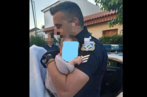 Έγκλημα στα Γλυκά Νερά: Ο αστυνομικός που κρατά στην αγκαλιά το μωρό της Καρολάιν Κράουτς