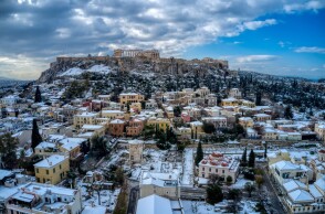 Στιγμιότυπα από την χιονισμένη Αθήνα μία ημέρα μετά την κακοκαιρία «Μήδεια»