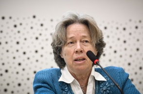 Η καθηγήτρια, Αθηνά Λινού